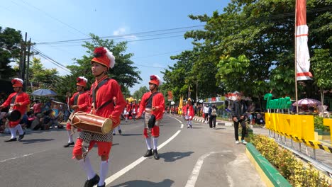 A-parade-of-palace-soldiers-who-go-hand-in-hand