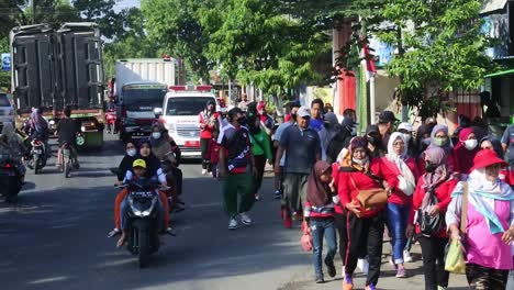 Central-Java,-Indonesia,-August-28,-2022:-Healthy-walk-and-leisurely-walk-organized-by-the-sub-district-government-in-order-to-welcome-Indonesia's-Independence-Day