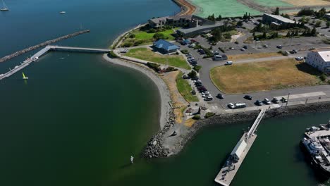 Perspectiva-De-Drones-En-órbita-Del-Parque-Conmemorativo-De-La-Gente-De-Mar-En-Un-Agradable-Día-De-Verano-En-Anacortes,-Washington