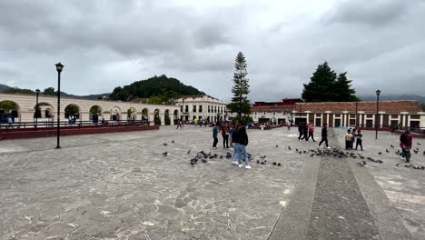 Foto-De-San-Cristobal-De-Las-Casas,-Chiapas,-Mexico-En-La-Plaza-Principal-Durante-Un-Dia-Muy-Nublado