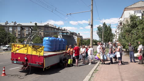 Mykolajiw-Bewohner-Stehen-Für-Trinkwasser-An-Einem-Notversorgungslastwagen-An,-Nachdem-Die-Hauptversorgung-Während-Des-Russischen-Krieges-In-Der-Ukraine-Kontaminiert-Wurde