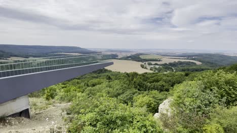 Berühmter-Skywalk-Sonnenstein-In-Thüringen-Eine-Aussichtsplattform-Mit-Glasboden