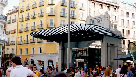 Renovada-Estación-De-Metro-Gran-Vía-Con-Multitud-De-Gente-Caminando-En-Madrid,-España.