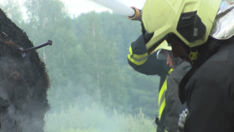 Bombero-Extingue-El-Fuego-Con-La-Manguera