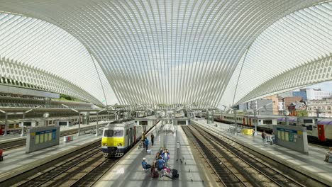 POV-Ansicht-Des-Bahnhofs-Lüttich-Guillemins-Mit-Passagieren-Auf-Dem-Bahnsteig-Und-Ankommendem-Zug---Lüttich,-Belgien