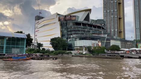 Kreuzfahrt-Auf-Einem-Flussboot-Auf-Dem-Fluss-Chao-Praya