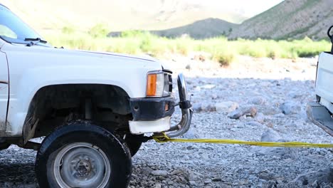 Ein-Hilux-Lastwagen-Schleppt-In-Belutschistan-Einen-Anderen-Lastwagen-Mit-Säcken-Voller-Hilfsgüter-Für-Die-Fluthilfe-Ab