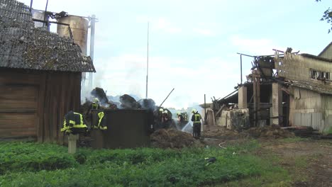 Bombero-Extingue-El-Fuego-Con-La-Manguera