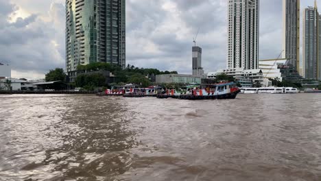 Schlepper-Ziehen-Einen-Lastkahn-Am-Fluss-Chao-Phraya-In-Bangkok,-Thailand