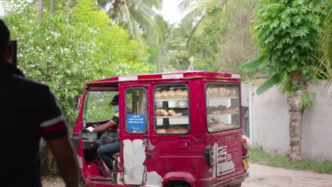 Un-Vendedor-De-Choon-Paan-Conduce-Con-Su-Tuk-tuk-Y-Vende-Pan-Y-Otros-Productos-De-Panadería-A-Los-Lugareños-En-Colombo