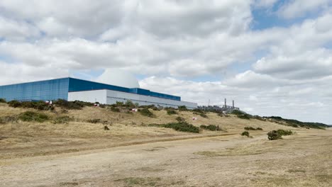 La-Central-Nuclear-De-Sizewell-B-Es-Un-Edificio-Con-Cúpula-Blanca-A-Lo-Largo-De-La-Costa-De-Suffolk-Que-Genera-Energía-Suficiente-Para-Alimentar-A-Dos-Millones-De-Hogares