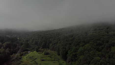 Drohnenaufstieg-In-Tiefe-Wolken-über-Einem-Wunderschönen-Tal-In-Den-Catskill-Mountains-Im-Bundesstaat-New-York
