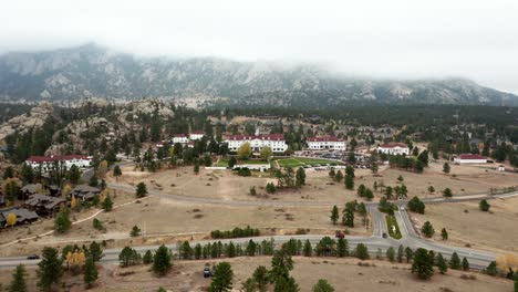 Vista-Aérea-Se-Mueve-En-El-Hotel-Stanley-En-Estes-Park-Colorado-En-Un-Día-Nublado-De-Otoño