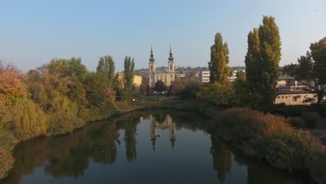 Volando-Sobre-Un-Lago,-Reflejo-De-Una-Iglesia