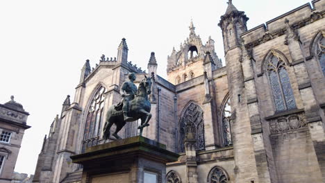 Schwenk-Von-Charles-II.-Auf-Dem-Parliament-Square-Auf-Die-Rückseite-Der-St.-Giles&#39;-Cathedral-An-Einem-Bewölkten-Tag,-Edinburgh,-Lothian,-Großbritannien