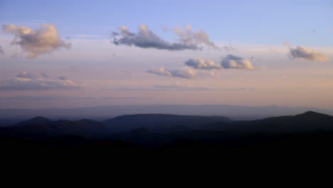Zeitraffer-Bei-Sonnenuntergang-Mit-Blick-Nach-Süden-Vom-Großvaterberg-In-North-Carolina