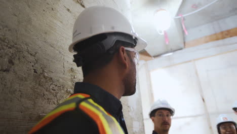 Trabajador-De-La-Construcción-Hablando-Con-Un-Colega-En-Un-Lugar-De-Trabajo