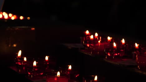 Stimmungsvolle-Zeitlupenaufnahme-Mehrerer-Leuchtender-Kerzen,-Die-In-Der-Heiligen-Kapelle-Brennen