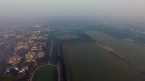 Bombay,-India,-Vuelo-Aéreo-Sobre-El-Campo-De-Equitación-Y-áreas-De-Entrenamiento,-Clima-Brumoso-De-La-Ciudad,-Tráfico-En-La-Autopista