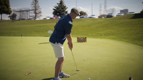 Hombre-Poniendo-En-Un-Hermoso-Campo-De-Golf-Durante-Un-Torneo