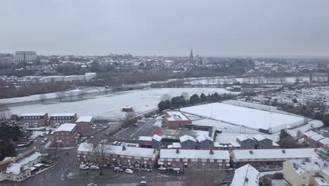 Schieben-Sie-Eine-Drohnenaufnahme-Eines-Verschneiten-Exeters-Mit-Blick-Auf-Das-Stadtzentrum-über-Die-Fluss-Exe-Ernte-Nach-Vorne