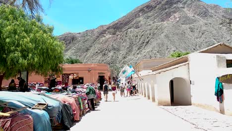 Hyperlapse-Aufnahmen-Der-Straßenmärkte-Von-Purmamarca-In-Jujuy,-Argentinien