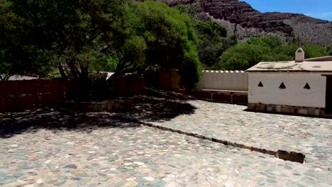 Hermosa-Vista-Panorámica-Del-Patio-Interior-Del-Puesto-De-Hornillos-En-Un-Día-Soleado