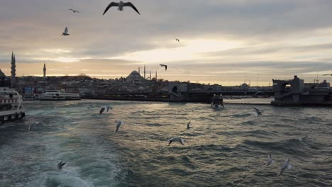 El-Ferry-Sale-De-Eminonu,-Estambul,-Con-Una-Hermosa-Vista-Del-Atardecer.