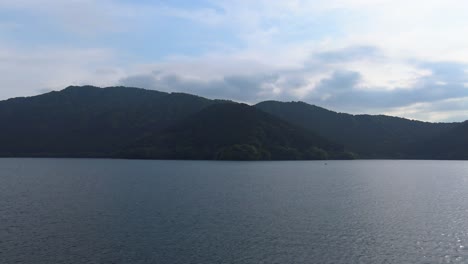 La-Vista-Del-Barco-Tradicional-Japonés-En-El-Lago-Ashi