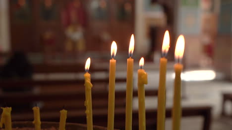 Seis-Velas-Encendidas-Con-Tres-Candelabros-Descoloridos-Dentro-De-La-Iglesia-Ortodoxa-Griega-De-Madaba-St-George,-100-Fotogramas-Por-Segundo.