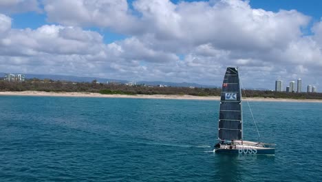 Single-sail-boat-preparing-for-a-sailing-race