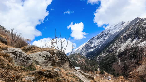Ein-Wunderschöner-Winter-Zeitraffer-Mit-Bergen-Und-Wolken-Von-Tosh,-Indien