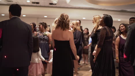 Crowded-dance-floor-at-a-wedding