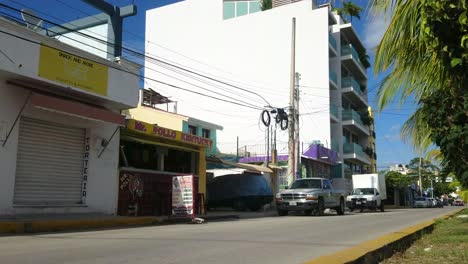 Vídeo-Timelapse-De-Coches-Pasando-Por-Una-Calle-Del-Centro-Histórico-Con-Restaurantes-Y-Cables-Telefónicos