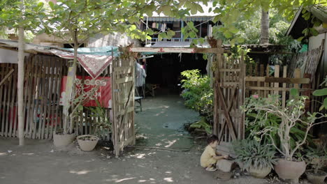 Un-Niño-Birmano-Jugando-Frente-A-Una-Casa-En-Mandalay.