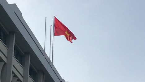 Vietnam-flag-flies-in-the-wind-above-the-presidential-palace-in-Ho-Chi-Minh-City,-Vietnam