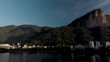360-Grad-Panorama-Rund-Um-Den-Stadtsee-Von-Rio-De-Janeiro,-Beginnend-Und-Endend-Am-Corcovado-Berg-In-Rio-De-Janeiro-Bei-Sonnenaufgang