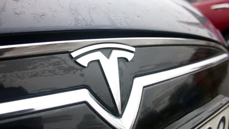 Coche-Eléctrico-Modelo-Tesla-Negro-Después-De-La-Lluvia.