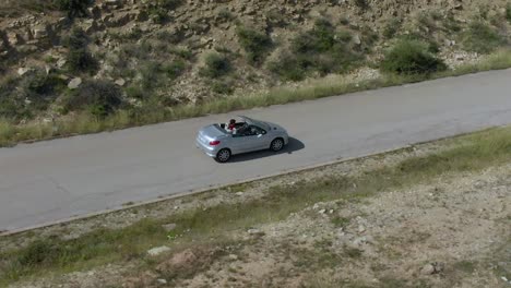 Conducir-Un-Coche-Con-Techo-Abierto---Seguimiento-Aéreo-En-Cámara-Lenta