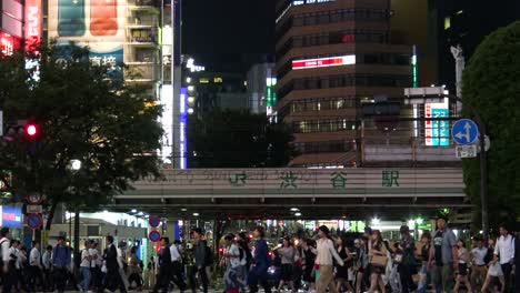 Tausende-Menschen-Gehen-über-Den-Berühmten-Shibuya-Kreuzung-In-Tokio,-Japan