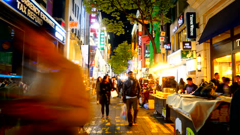 Seúl,-Corea-Del-Sur,-Alrededor-De-La-Noche,-Los-Compradores-Visitan-El-Distrito-De-Myeongdong,-Comprando-Y-Probando-Comida-Callejera.