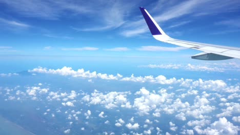 Hermosa-Vista-Del-Cielo-Azul-Desde-La-Ventana-Del-Avión