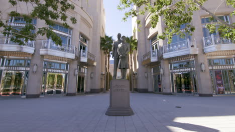 Estatua-De-Donantes-En-El-Edificio-Smith-Para-Artes-Escénicas-En-Las-Vegas