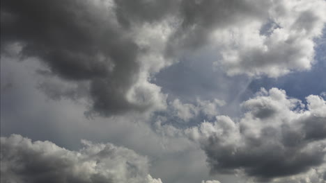 Ein-Langer-4K-Zeitraffer-Von-Sich-Schnell-Bewegenden-Und-Dramatischen-Nachmittags-Cumuluswolken,-Die-Sich-Von-Rechts-Nach-Links-über-Einen-Tropischen-Himmel-Bewegen