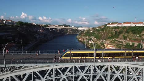 D.-Puente-Luís-Pasando-El-Metro-En-Porto-Portugal