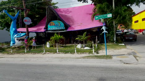 Colorido-Bar-Tropical-En-Una-Calle-Muy-Transitada-En-Playa-Del-Carmen