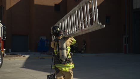 Feuerwehrmann-Trägt-Eine-Leiter-Zu-Einem-Gebäude