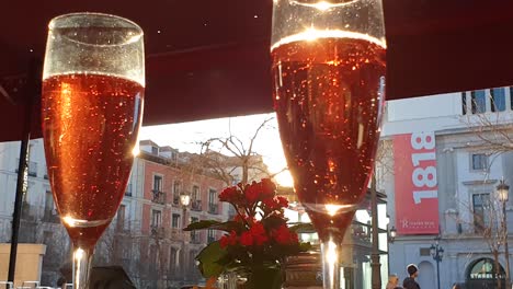Vino-Rosado-Espumoso-Disfrutado-En-Un-Restaurante-Al-Aire-Libre-En-Madrid