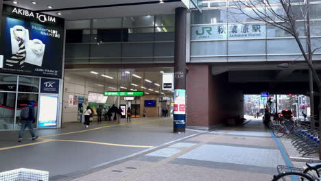 Panorama-Des-Zentralen-Tors-Des-Bahnhofs-Akihabara-Mit-Fahrradabstellplätzen