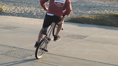 Trucos-En-Bicicleta-Bmx-En-La-Playa-De-Fonte-De-Venecia